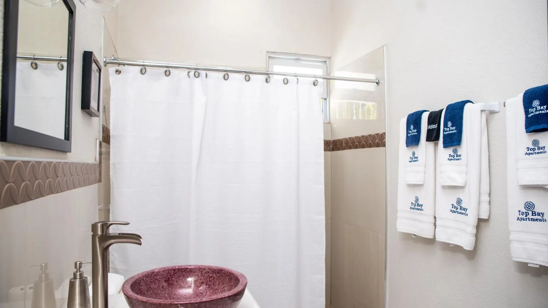 Top Bay Apartments - All 5 Units مونتيغو باي جامايكا
