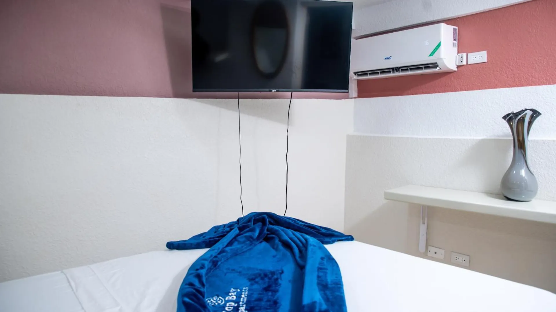 Top Bay Apartments - All 5 Units مونتيغو باي 0*,  جامايكا