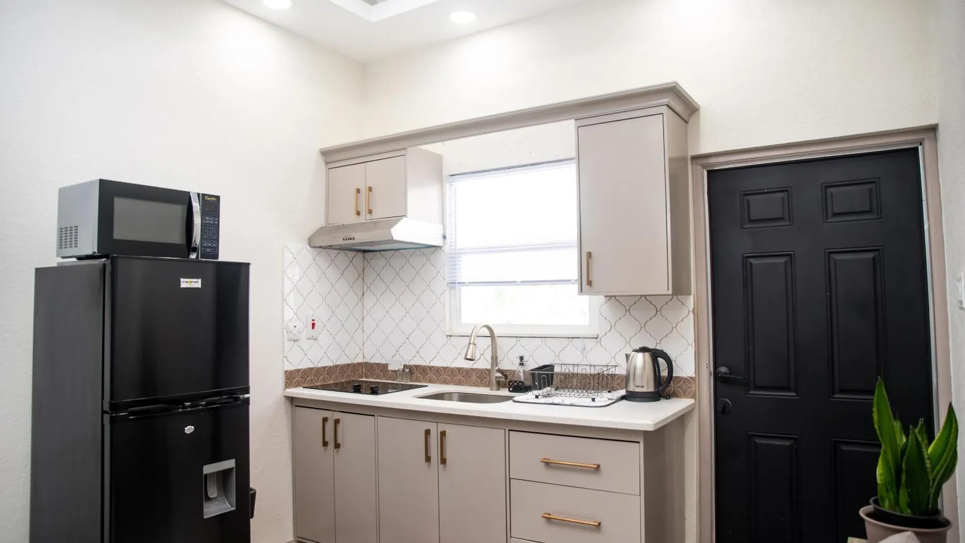 Top Bay Apartments - All 5 Units مونتيغو باي