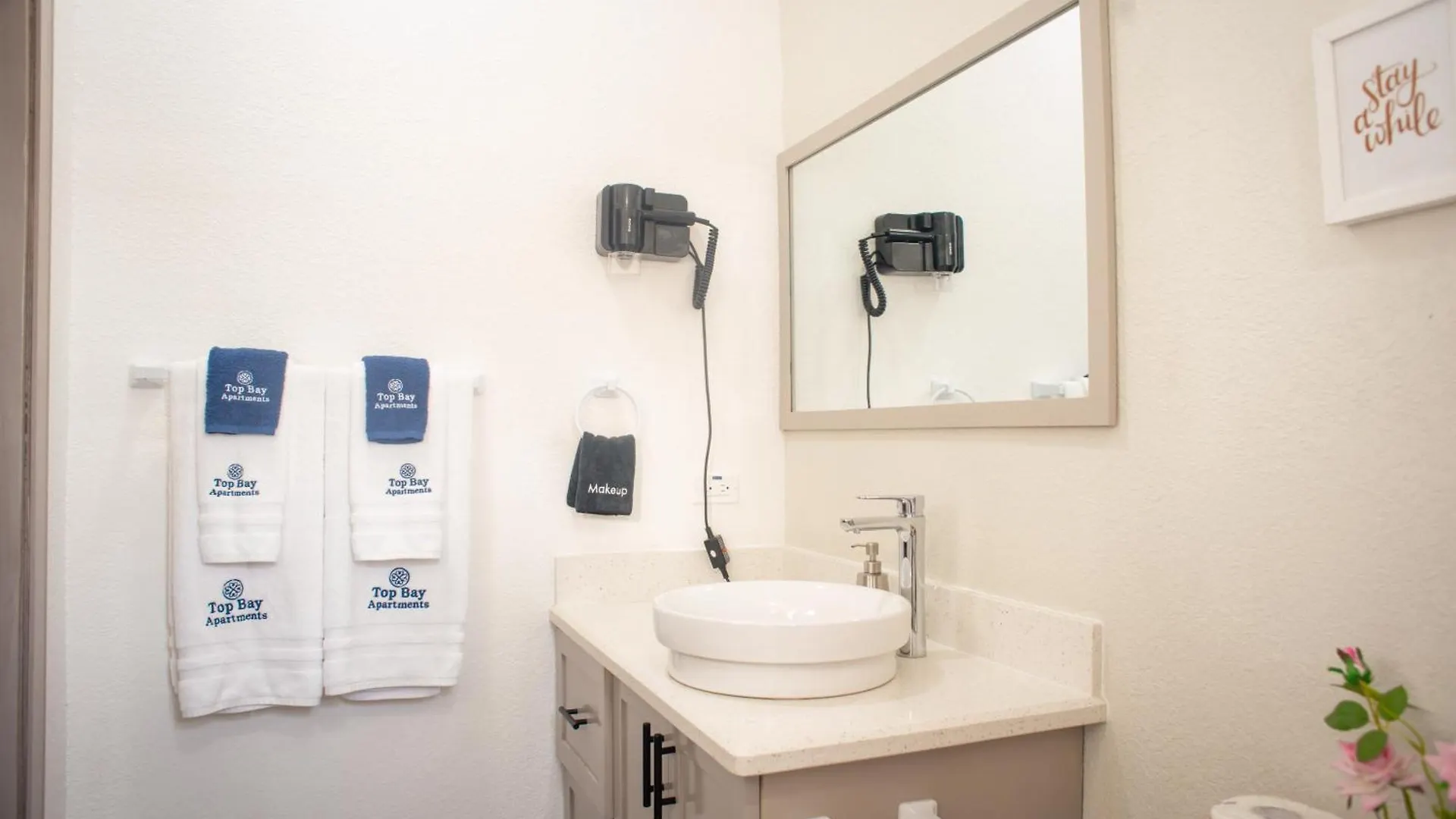 Top Bay Apartments - All 5 Units مونتيغو باي