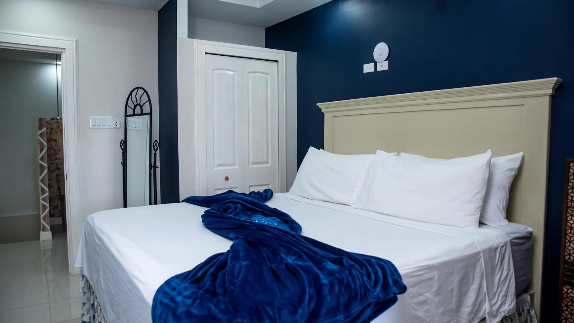 Top Bay Apartments - All 5 Units مونتيغو باي جامايكا