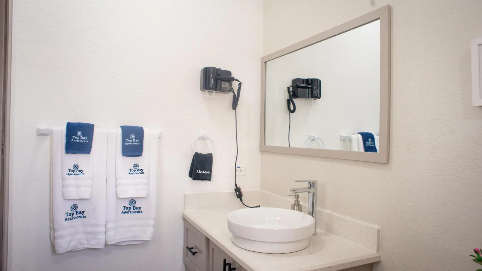 Top Bay Apartments - All 5 Units مونتيغو باي